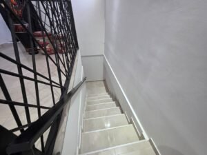 Vista Escalera / Acceso a Planta Alta